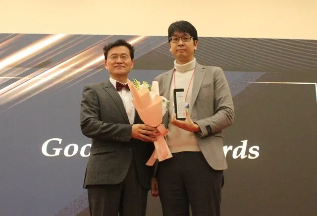  (왼쪽부터) Good AI Awards 심사위원인 김명주 서울여대 교수와 수상기업인 제네시스랩의 유대훈 CAIO